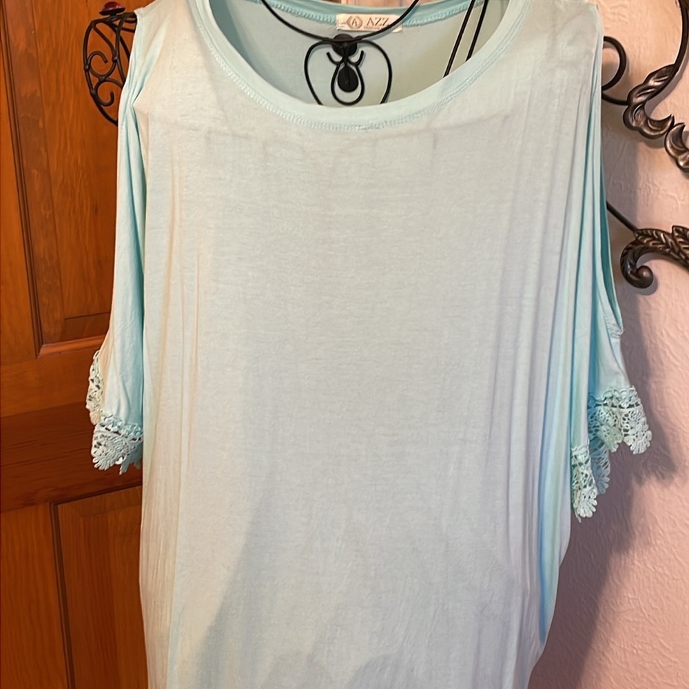 ☀️☀️☀️3 for 12$ ☀️☀️☀️Cold Shoulder Pull Over Top - Picture 2 of 10